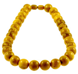 collier perles bois, fond blanc