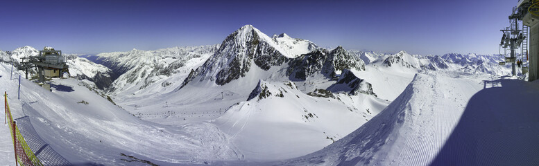 Fototapeta na wymiar 270°-Panorma Bergstation Wildspitz, Stubaier Gletscher