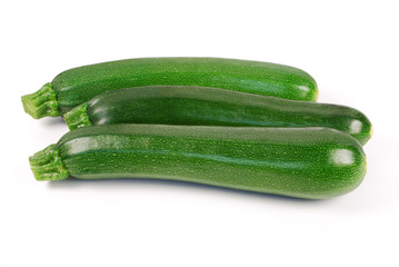 Drei frische Zucchini auf weissem Hintergrund