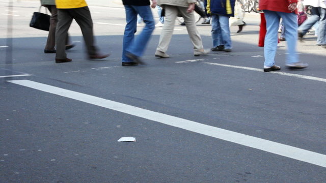 Menschen auf Fu&szlig;g&auml;nger&uuml;berweg