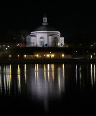 Fototapeta na wymiar Skeppsholmskyrkan‎ - Eglise Skeppsholm à Stockholm de nuit