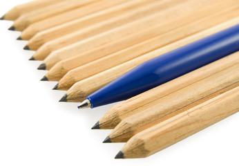 Obraz premium Yellow pencils lined obliquely with one pen