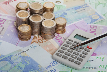 Geldscheine und Münzen in Euro