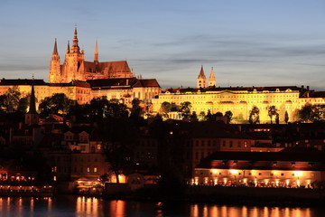 Fototapeta na wymiar Prague cathedral and castle at night