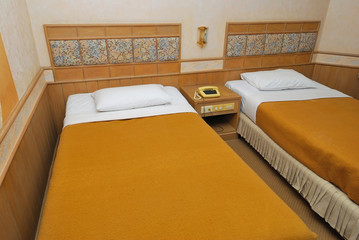Twin beds in modern hotel room - obrazy, fototapety, plakaty