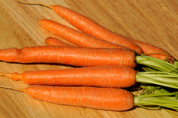 Möhren auf Holzbrett