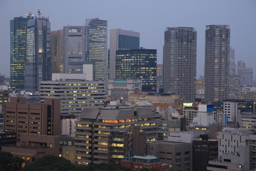 Naklejka premium Oświetlone nocą z góry miasto Seul w Korei Południowej