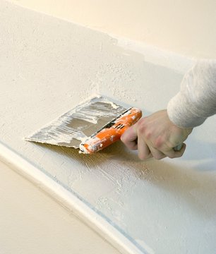 Lissage d'un mur &agrave; l'enduit
