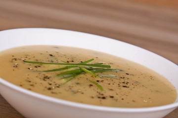 Suppe mit Pilzen in einer Schale