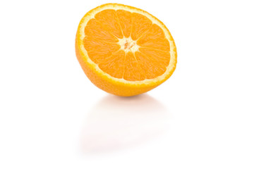 Aufgeschnittene Orange isoliert mit Schatten