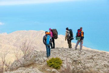 Obraz na płótnie Canvas Hikers watch the terrain