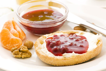 Brötchen mit Marmelade