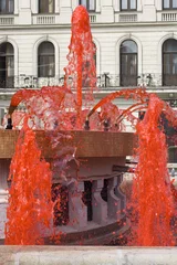 Papier Peint photo autocollant Fontaine Fontaine teintée en rouge