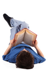 bambino che legge un libro