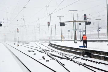 Cercles muraux Gare personnes déplaçant la neige en hiver dans la gare