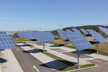 Energie! Moderner Solarpark auf großem Parkplatz.