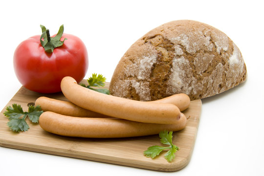 Wurst mit Brot und Tomate