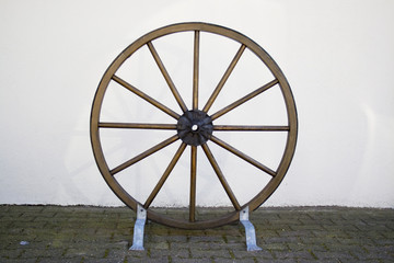 Altes Wagenrad aus Holz mit Platz für Text
