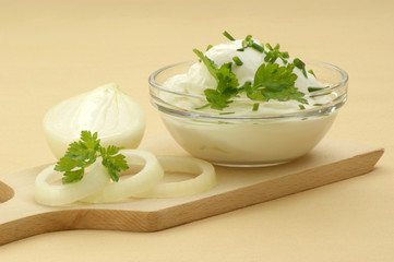 frischer Frühlingsquark mit Dill und Zwiebelringen