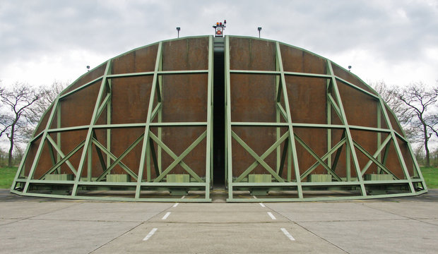 Milit&auml;rischer Flugzeug Hangar