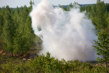 Fototapeta na wymiar Walki bombardowanie z inscenizacji zasłonę dymną