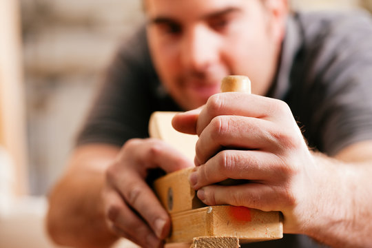Tischler oder Schreiner mit Hobel