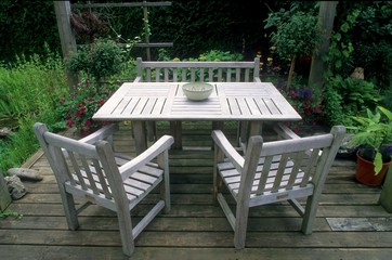 Tisch, Sitzbank und Stühle aus Teak-Holz im Garten