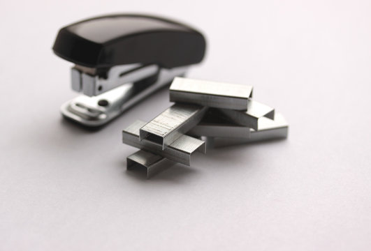 Clips and stapler (small depth of sharpness)