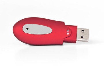 cle USB rouge couchée de face 