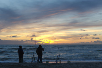Angler am dänischen Nordseestrand