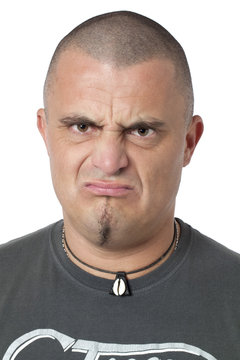 jeune homme grimace r&acirc;leur grognon