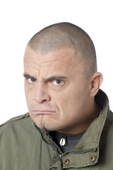 jeune homme regard agressif