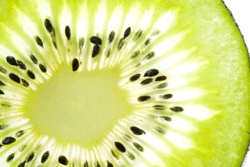 Photo sur Aluminium Tranches de fruits Fines tranches de kiwi sur fond blanc, isolé
