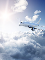 Obraz premium Samolot na niebie - pochmurny, ale słoneczny dzień