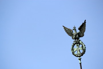 Fototapeta na wymiar Imperial Eagle przy Bramie Brandenburskiej