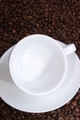 Kaffeebohnen und eine weisse Tasse