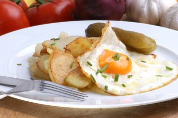 Bratkartoffeln mit Spiegelei serviert