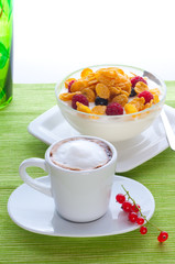 Corn flakes and fresh berries ..