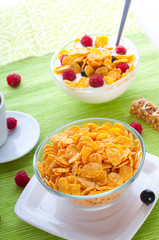Corn flakes and fresh berries ..