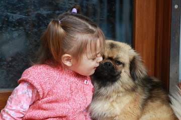 b&eacute;b&eacute; fille faisant un calin &agrave; son chien