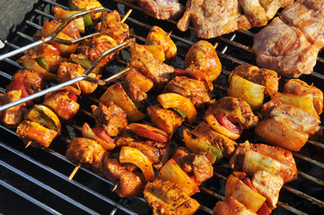 Party mit Grill, Steak und Shashlik am Abend im Sommer