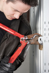 Verbrecher &ouml;ffnet Schloss