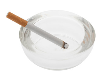 Zigarette mit Aschenbecher