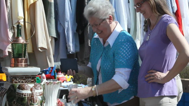 Mutter und Tochter auf Flohmarkt