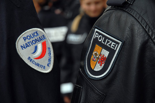 Foto Stock Police nationale – Sécurité publique inscrit sur un écusson  brodé, insigne officiel sur l'uniforme d'un policier français – juin 2022  (France)