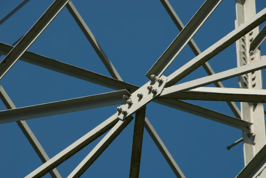 Stahlgittermast einer Hochspannungsleitung
