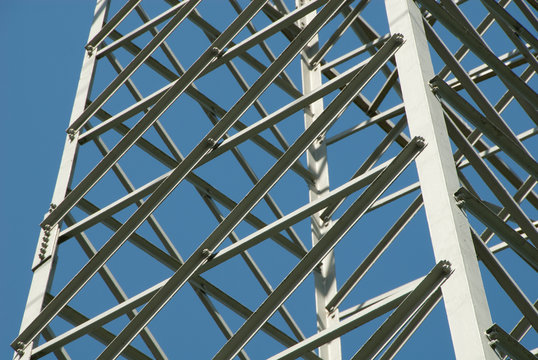 Stahlgittermast einer Hochspannungsleitung