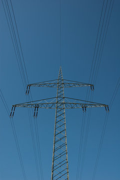 Stahlgittermast einer Hochspannungsleitung