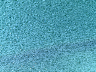 Türkise Wasseroberfläche