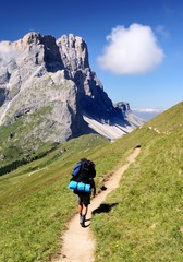 Fototapeta na wymiar Gruppo dele odle z turystów - geislergruppe - Dolomiti Włochy